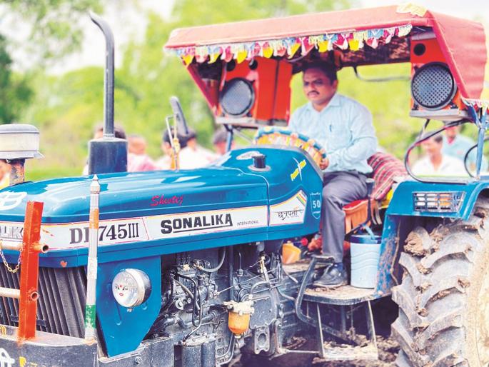 Tehsildar Sunil Sawant on the farm; After questioning the farmers, he himself sowed seeds using a tractor | वाहह साहेब! तहसीलदारांची बांधावर जाऊन शेतकऱ्यांची चौकशी, स्वतः केली ट्रॅक्टरद्वारे पेरणी Tehsildar Sunil Sawant on the farm; After questioning the farmers, he himself sowed seeds using a tractor | वाहह साहेब! तहसीलदारांची बांधावर जाऊन शेतकऱ्यांची चौकशी, स्वतः केली ट्रॅक्टरद्वारे पेरणी