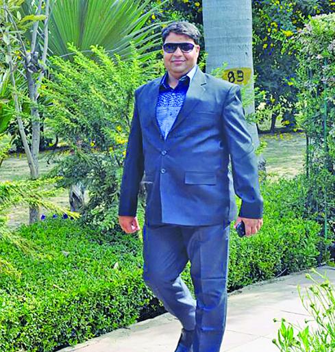 Solicitors to be Hotel workers; Thahar's tremendous journey of Solapur | हॅपी न्यूज ईयर; हॉटेल कामगार होणार सॉलिसिटर; सोलापूरच्या ताहेरचा थरारक प्रवास   Solicitors to be Hotel workers; Thahar's tremendous journey of Solapur | हॅपी न्यूज ईयर; हॉटेल कामगार होणार सॉलिसिटर; सोलापूरच्या ताहेरचा थरारक प्रवास