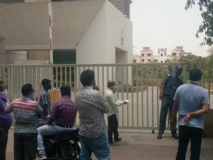 Hundreds of citizens reached the tehsil office in Pimpri-Chinchwad for the pass of go to other place | पिंपरी-चिंंचवडमध्ये परगावी जाण्याच्या पाससाठी शेकडो नागरिकांनी गाठले तहसील कार्यालय Hundreds of citizens reached the tehsil office in Pimpri-Chinchwad for the pass of go to other place | पिंपरी-चिंंचवडमध्ये परगावी जाण्याच्या पाससाठी शेकडो नागरिकांनी गाठले तहसील कार्यालय