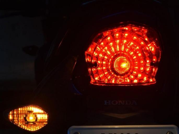twowheelers headlamp, taillamp must be in condition | मोटारसायकल वापरता ना, मग हेडलॅम्प, इंडिकेटर्स, टेललॅम्प चालू असल्याचीही नेहमी दक्षता घ्या twowheelers headlamp, taillamp must be in condition | मोटारसायकल वापरता ना, मग हेडलॅम्प, इंडिकेटर्स, टेललॅम्प चालू असल्याचीही नेहमी दक्षता घ्या