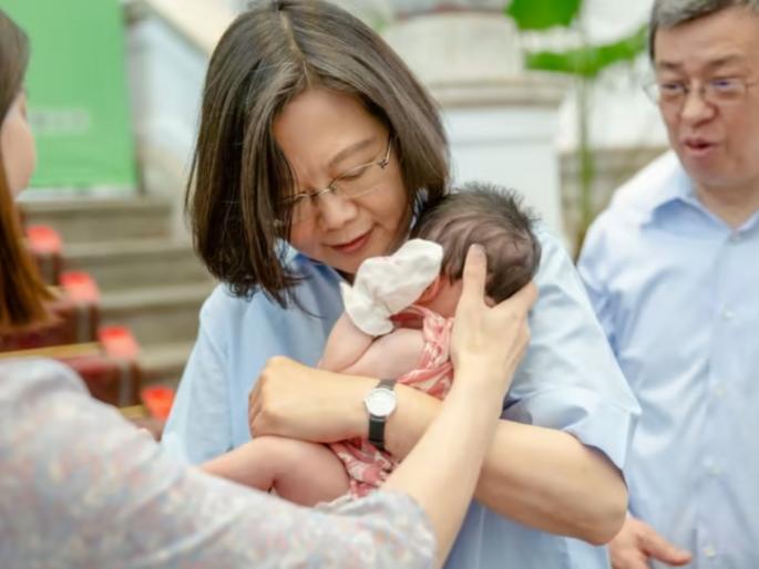 "Give birth to a child and get Rs 6 lakh"; This country made a big announcement, competing with China! | "मूल जन्माला घाला आणि ६ लाख रुपये मिळवा"; चीनला टक्कर देत 'या' देशाने केली मोठी घोषणा! "Give birth to a child and get Rs 6 lakh"; This country made a big announcement, competing with China! | "मूल जन्माला घाला आणि ६ लाख रुपये मिळवा"; चीनला टक्कर देत 'या' देशाने केली मोठी घोषणा!