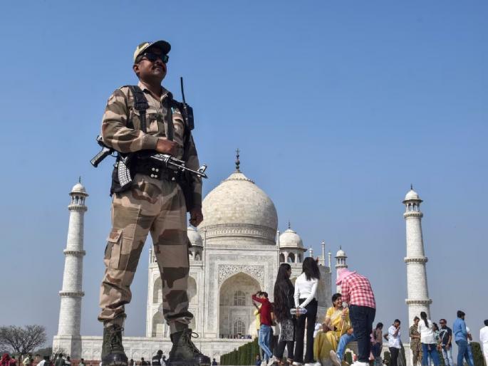 Angry over police stopping a car, firing near Taj Mahal; Tourists infuriated! | पोलिसांनी गाडी अडवल्याने संतापले, ताजमहालजवळ केला गोळीबार; पर्यटकांमध्ये उडाली खळबळ!