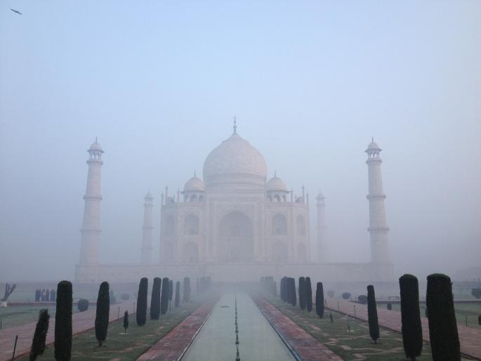 havoc of fog in the north red alert in new delhi | उत्तरेत धुक्याचा कहर; नवी दिल्लीत रेड अलर्ट, ११० विमानांना लेटमार्क, रेल्वे वाहतुकीवर परिणाम havoc of fog in the north red alert in new delhi | उत्तरेत धुक्याचा कहर; नवी दिल्लीत रेड अलर्ट, ११० विमानांना लेटमार्क, रेल्वे वाहतुकीवर परिणाम