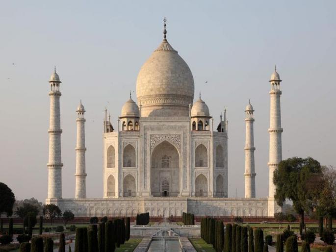 agra chaos at taj mahal after bomb call search operation on all three gates are closed | ताजमहालमध्ये बॉम्ब ठेवण्यात आल्याची अफवा, सुरक्षा यंत्रणेची धावपळ, तरुण ताब्यात!