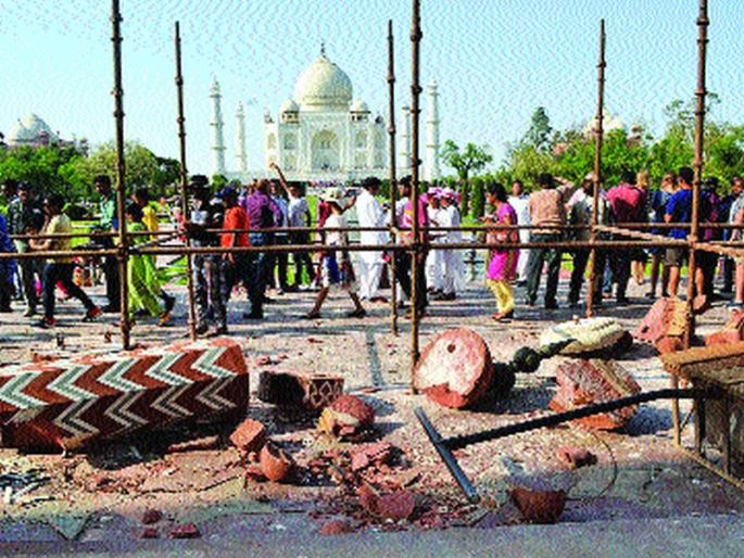 The tower's minaret collapsed in the Taj Mahal | ताजमहालच्या प्रवेशद्वाराचे मिनार कोसळले The tower's minaret collapsed in the Taj Mahal | ताजमहालच्या प्रवेशद्वाराचे मिनार कोसळले