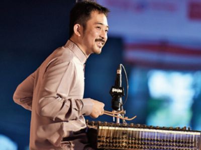 In the world of foreign seekers who sell their lives for classical Indian music.. The memories of Santoor player Takahiro Arai | ताजे आणि अथांग.. अभिजात भारतीय संगीतासाठी जीव वेचणार्या परदेशी साधकांच्या दुनियेत In the world of foreign seekers who sell their lives for classical Indian music.. The memories of Santoor player Takahiro Arai | ताजे आणि अथांग.. अभिजात भारतीय संगीतासाठी जीव वेचणार्या परदेशी साधकांच्या दुनियेत