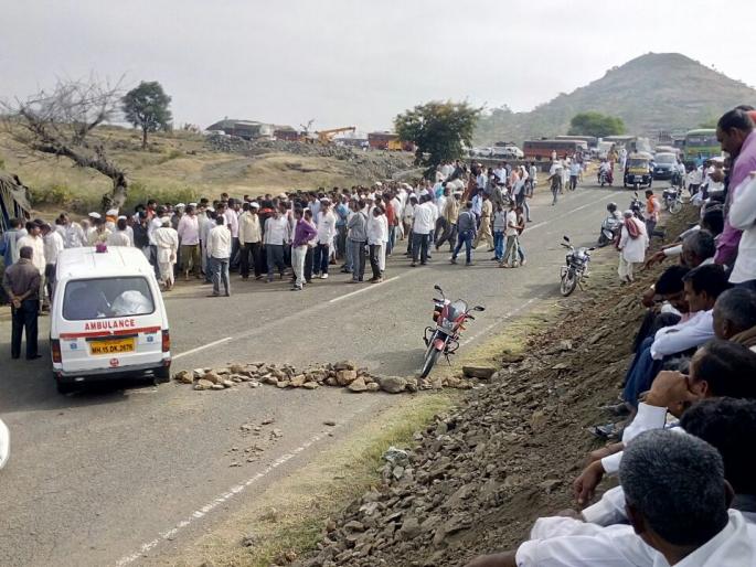 One killed in road accident in Dhokeshwar; Keep the bodies in the ambulance and stop the streets of the villagers | टाकळी ढोकेश्वर येथील अपघातात एक ठार; अ‍ॅम्बुलन्समध्ये मृतदेह ठेवून ग्रामस्थांचा रास्ता रोको
