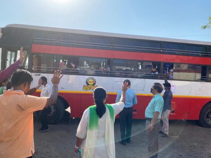 Fifteen students stranded in Takli Dhokeshwar left for Unnao | टाकळी ढोकेश्वरमध्ये अडकलेले पंधरा विद्यार्थी उन्नावकडे रवाना Fifteen students stranded in Takli Dhokeshwar left for Unnao | टाकळी ढोकेश्वरमध्ये अडकलेले पंधरा विद्यार्थी उन्नावकडे रवाना