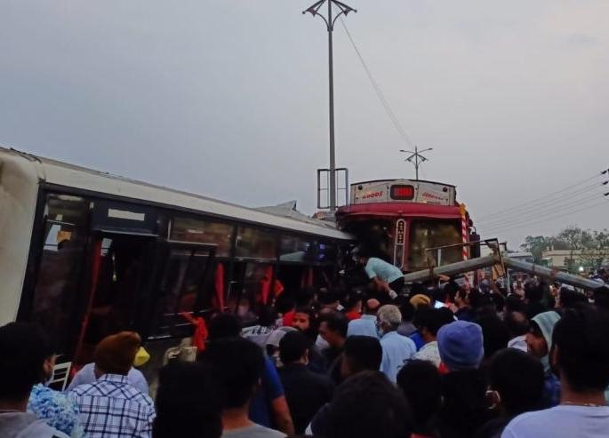 Travel bus and truck crash in Warora; Both drivers were killed on the spot; Migrants injured | वरोऱ्यात ट्रॅव्हलबस व ट्रकची भीषण धडक; दोन्ही चालक जागीच ठार; प्रवासी जखमी