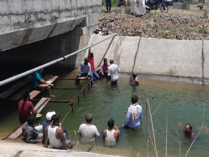 The demand of the villagers for water for agriculture was stopped in the canal of the scheme | शेतीच्या पाण्यासाठी ग्रामस्थांचा चक्क ताकारी योजनेच्या कालव्यात ठिय्या, कालव्यातच राहण्याचा निर्धार The demand of the villagers for water for agriculture was stopped in the canal of the scheme | शेतीच्या पाण्यासाठी ग्रामस्थांचा चक्क ताकारी योजनेच्या कालव्यात ठिय्या, कालव्यातच राहण्याचा निर्धार