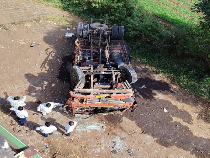 Truck falls off Takari bridge Sangli, driver injured | Sangli: ताकारी पुलावरून ट्रक कोसळला, चालक जखमी
