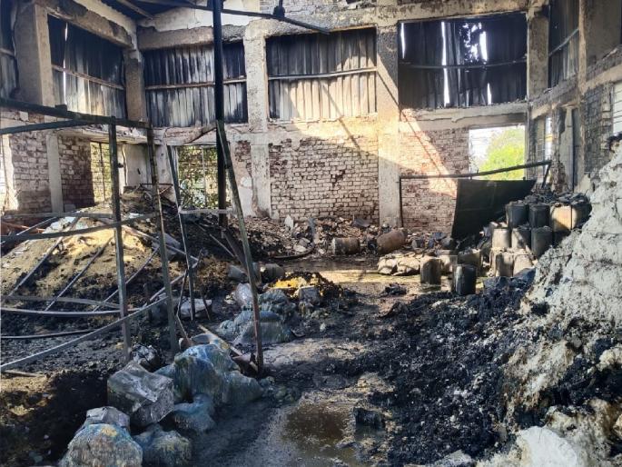 Fire breaks out at factory in Takwade Kolhapur district, cylinder explodes due to fire | Kolhapur: टाकवडेत कारखान्याला आग, आगीमुळे सिलेंडरचा स्फोट  Fire breaks out at factory in Takwade Kolhapur district, cylinder explodes due to fire | Kolhapur: टाकवडेत कारखान्याला आग, आगीमुळे सिलेंडरचा स्फोट