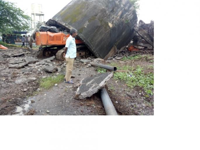 Poklane driver seriously injured due to collapsing of dangerous water tank | रेल्वेची धोकादायक पाण्याची टाकी कोसळल्याने पोकलेन चालक गंभीर जखमी Poklane driver seriously injured due to collapsing of dangerous water tank | रेल्वेची धोकादायक पाण्याची टाकी कोसळल्याने पोकलेन चालक गंभीर जखमी