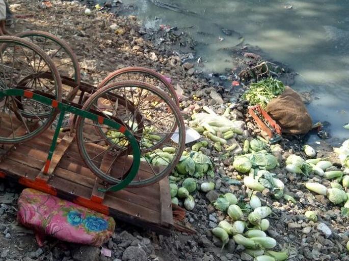 Taking action against encroachment at Jalgaon | जळगाव येथे अतिक्रमण विरोधात कारवाई करीत असताना झटापटीत भाजीपाल्याची हातगाडी पडली नाल्यात Taking action against encroachment at Jalgaon | जळगाव येथे अतिक्रमण विरोधात कारवाई करीत असताना झटापटीत भाजीपाल्याची हातगाडी पडली नाल्यात