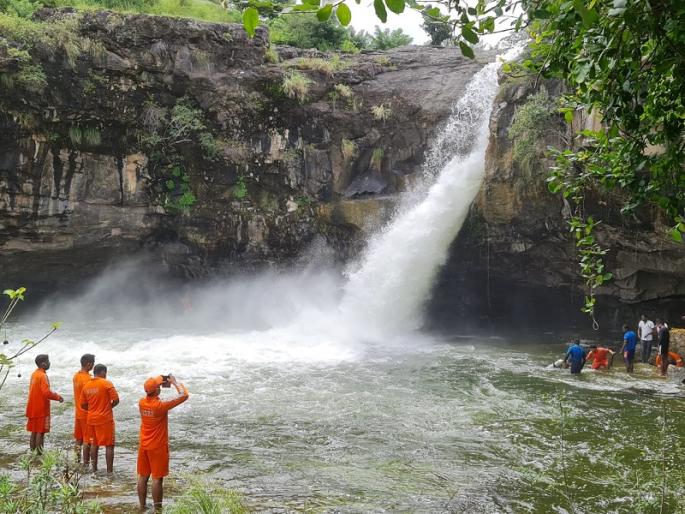 The Railway Police submarine was also not found in the Ruichonda waterfall; The search stopped on the third day | रुईचोंडा धबधब्यात पडलेला रेल्वे पोलीस पाणबुडीने सुद्धा सापडेना; तिस-या दिवशी शोध मोहीम थांबविली The Railway Police submarine was also not found in the Ruichonda waterfall; The search stopped on the third day | रुईचोंडा धबधब्यात पडलेला रेल्वे पोलीस पाणबुडीने सुद्धा सापडेना; तिस-या दिवशी शोध मोहीम थांबविली
