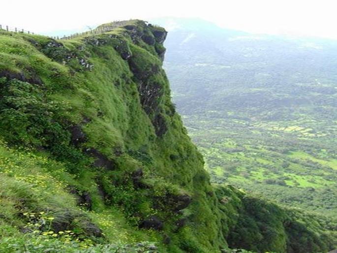 Two people rushed to the spot and asked to take a photo of Raigad | फोटो काढायला सांगून रायगडच्या टकमक टोकावरुन दोन जणांनी मारली उडी Two people rushed to the spot and asked to take a photo of Raigad | फोटो काढायला सांगून रायगडच्या टकमक टोकावरुन दोन जणांनी मारली उडी