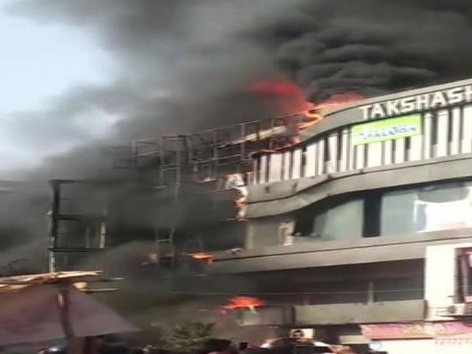 surat fire accident director of institute injured while saving students and staff | धाडसाला सलाम; अग्निकल्लोळात स्वतः जखमी झाला, पण न डगमगता सात जणांचा जीव वाचवला! surat fire accident director of institute injured while saving students and staff | धाडसाला सलाम; अग्निकल्लोळात स्वतः जखमी झाला, पण न डगमगता सात जणांचा जीव वाचवला!