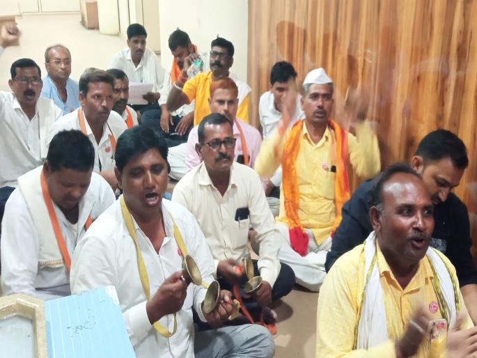 Farmers hold bhajan protest in front of Mahavitaran office for solar agricultural pumps | सौर कृषीपंपासाठी शेतकऱ्यांचे महावितरण कार्यालयासमोर भजन आंदोलन Farmers hold bhajan protest in front of Mahavitaran office for solar agricultural pumps | सौर कृषीपंपासाठी शेतकऱ्यांचे महावितरण कार्यालयासमोर भजन आंदोलन