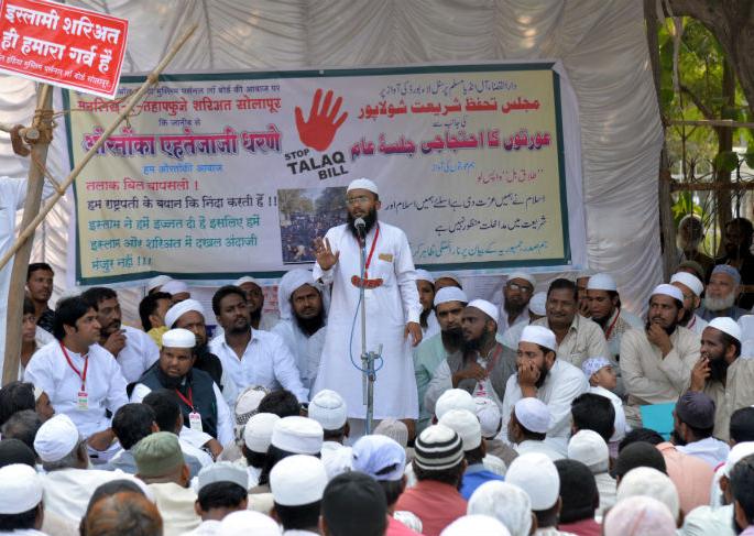 Muslims protest in Solapur, protest against divorce bill | तलाक विधेयकाच्या निषेधार्थ सोलापूरातील मुस्लीम सरसावले, मुस्लीम संघटनांनी काढला जिल्हाधिकारी कार्यालयावर मोर्चा