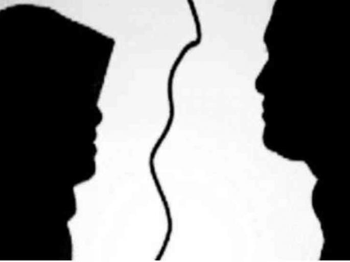 Divorced his wife in front of the police station as soon as he came out after complaining of harassment | त्रासाची तक्रार करून बाहेर येताच पोलीस चौकीसमोरच पत्नीला तलाक Divorced his wife in front of the police station as soon as he came out after complaining of harassment | त्रासाची तक्रार करून बाहेर येताच पोलीस चौकीसमोरच पत्नीला तलाक