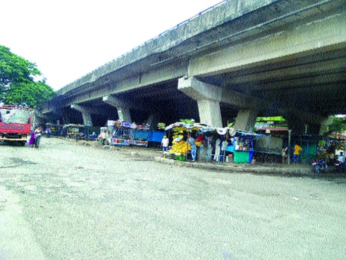 A Star question has been withdrawn, neglected by the National Highway Authority to remove the flyover under the flyover. | टप-यांचा तारांकित प्रश्न झाला बेदखल, उड्डाणपुलाखालील टप-या हटविण्यास नॅशनल हायवे अॅथॉरिटीकडून दुर्लक्ष A Star question has been withdrawn, neglected by the National Highway Authority to remove the flyover under the flyover. | टप-यांचा तारांकित प्रश्न झाला बेदखल, उड्डाणपुलाखालील टप-या हटविण्यास नॅशनल हायवे अॅथॉरिटीकडून दुर्लक्ष