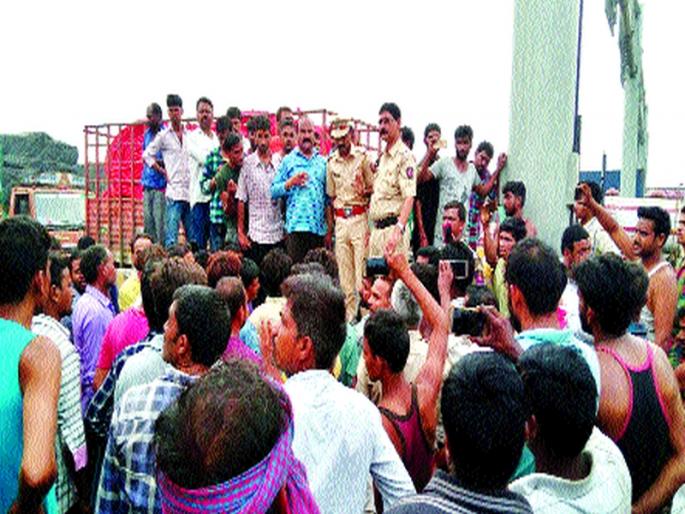 5 hours Ahmedabad Highway Jam has been conducted by the drivers against Sadbhav Company | सदभाव कंपनीच्या विरोधात चालकांनी केला ५ तास अहमदाबाद हायवे जाम 5 hours Ahmedabad Highway Jam has been conducted by the drivers against Sadbhav Company | सदभाव कंपनीच्या विरोधात चालकांनी केला ५ तास अहमदाबाद हायवे जाम