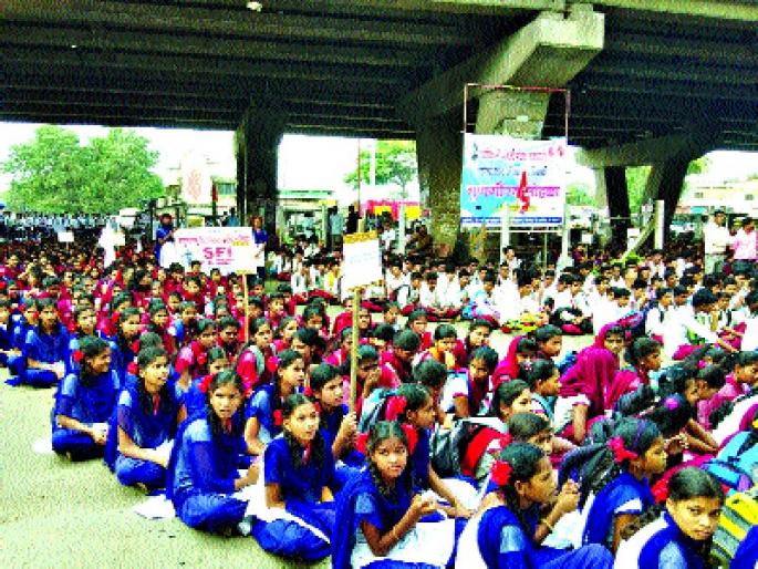 Student buses for buses in Talasur | तलासरीत बससाठी विद्यार्थी रस्त्यावर Student buses for buses in Talasur | तलासरीत बससाठी विद्यार्थी रस्त्यावर