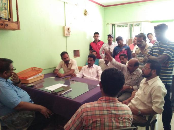 Aggression against villagers, agitated villagers | तलाठ्याविरोधात ग्रामस्थ आक्रमक, ऐनारीवासीय संतप्त, कारवाईची मागणी Aggression against villagers, agitated villagers | तलाठ्याविरोधात ग्रामस्थ आक्रमक, ऐनारीवासीय संतप्त, कारवाईची मागणी