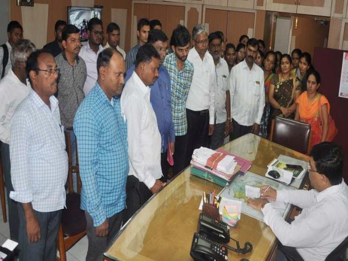 Stampede of Talathi in Nandurbar Taluka | नंदुरबार तालुक्यातील तलाठींची लेखनीबंद Stampede of Talathi in Nandurbar Taluka | नंदुरबार तालुक्यातील तलाठींची लेखनीबंद