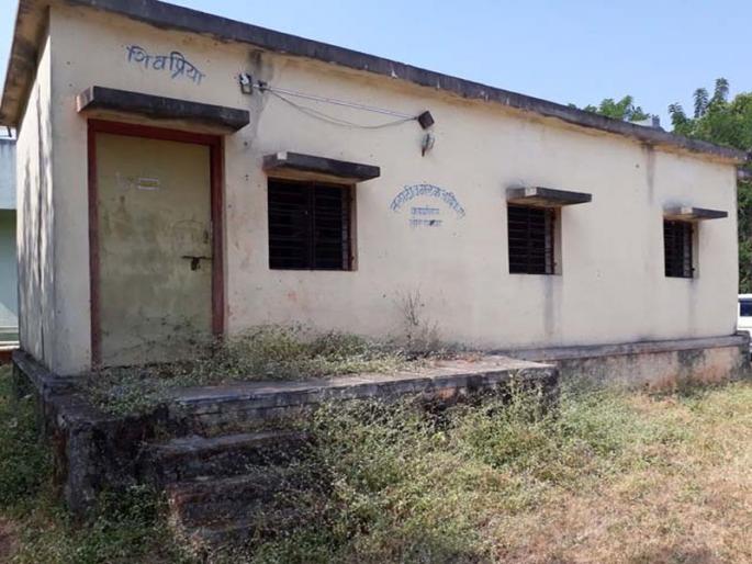 Dholak Talati office at Toranmal | तोरणमाळ येथील तलाठी कार्यालय धुळखात Dholak Talati office at Toranmal | तोरणमाळ येथील तलाठी कार्यालय धुळखात