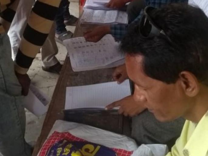 plastic ban; government servet forgotten! | तलाठ्यालाच पडला प्लास्टिक बंदीचा विसर! plastic ban; government servet forgotten! | तलाठ्यालाच पडला प्लास्टिक बंदीचा विसर!