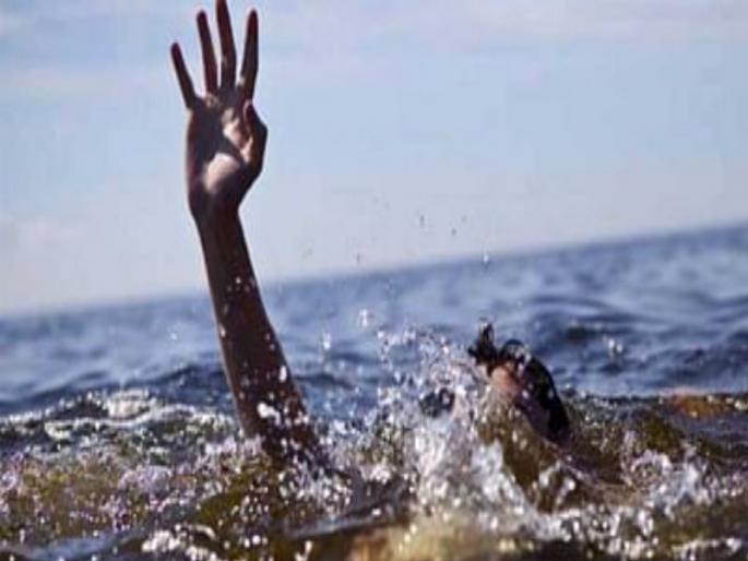 While four were drowning in the lake he jumped into the water without caring for his own life and saved the lives of three One death | तलावात बुडून दोन मुलांचा मृत्यू; १३ वर्षीय मुलानं वाचवले दोघांचे प्राण While four were drowning in the lake he jumped into the water without caring for his own life and saved the lives of three One death | तलावात बुडून दोन मुलांचा मृत्यू; १३ वर्षीय मुलानं वाचवले दोघांचे प्राण