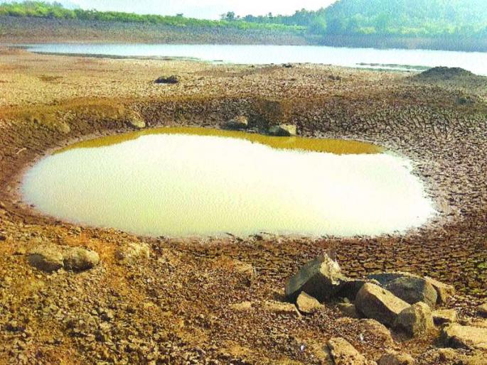 The last factor counting their damages | उन्हेरे धरण मोजतेय अखेरची घटका The last factor counting their damages | उन्हेरे धरण मोजतेय अखेरची घटका