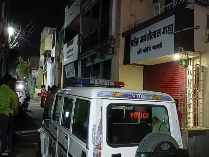 robbery-like incident in Talegaon Dhamdhere; Goldsmith couple beaten up in shop | Pune | तळेगाव ढमढेरेत दरोडासदृश घटनेने खळबळ; सोनार दाम्पत्याला दुकानात मारहाण robbery-like incident in Talegaon Dhamdhere; Goldsmith couple beaten up in shop | Pune | तळेगाव ढमढेरेत दरोडासदृश घटनेने खळबळ; सोनार दाम्पत्याला दुकानात मारहाण