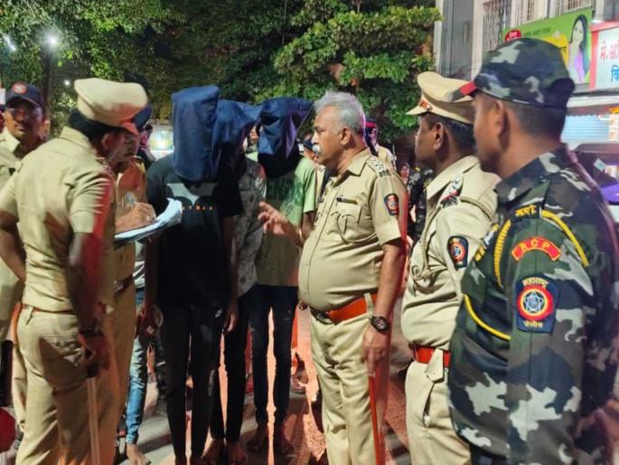 suspects in the talegaon firing case have been arrested by the police | तळेगाव गोळीबार प्रकरणातील संशयितांची पोलिसांनी काढली धिंड suspects in the talegaon firing case have been arrested by the police | तळेगाव गोळीबार प्रकरणातील संशयितांची पोलिसांनी काढली धिंड