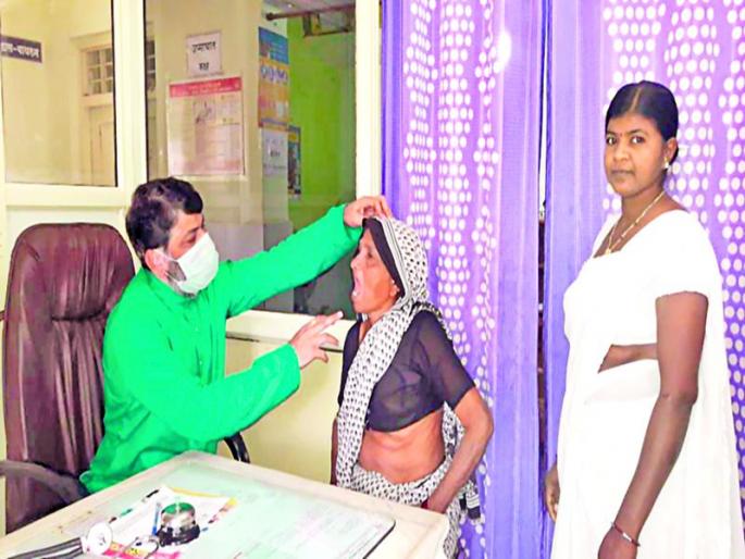 Free Sadi distribution to women patients at Talegaon in Chalisgaon taluka | चाळीसगाव तालुक्यातील तळेगाव येथे महिला रुग्णांना विनामूल्य साडी वाटप Free Sadi distribution to women patients at Talegaon in Chalisgaon taluka | चाळीसगाव तालुक्यातील तळेगाव येथे महिला रुग्णांना विनामूल्य साडी वाटप