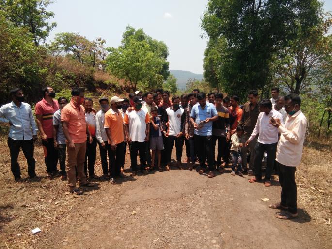 Talgaon villagers cry on the streets for roads! | तळगाव ग्रामस्थ करणार रस्त्यासाठी उपोषण, लोकप्रतिनिधीला फिरू देणार नसल्याचा इशारा Talgaon villagers cry on the streets for roads! | तळगाव ग्रामस्थ करणार रस्त्यासाठी उपोषण, लोकप्रतिनिधीला फिरू देणार नसल्याचा इशारा