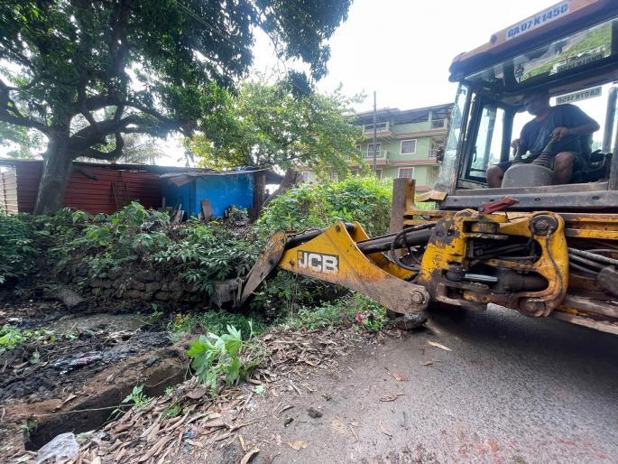 talgaon panchayat pre monsoon work has been speeded up | ताळगाव पंचायततर्फे मॉन्सूनपूर्व कामांना वेग, अनेक प्रभागातील गटारांची झाली साफसफाई  talgaon panchayat pre monsoon work has been speeded up | ताळगाव पंचायततर्फे मॉन्सूनपूर्व कामांना वेग, अनेक प्रभागातील गटारांची झाली साफसफाई