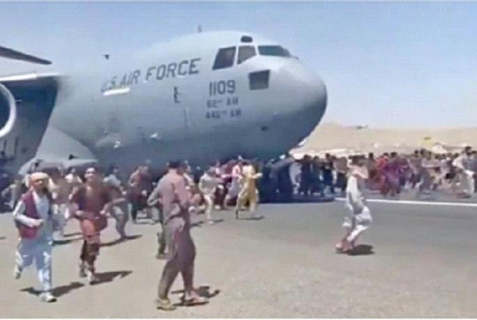 Havoc in Afghanistan due to Taliban terror, people started fleeing the country; Huge crowds at airports | तालिबानींच्या दहशतीने अफगाणिस्तानात हाहाकार, लोक देश सोडून पळू लागले; विमानतळांवर प्रचंड गर्दी