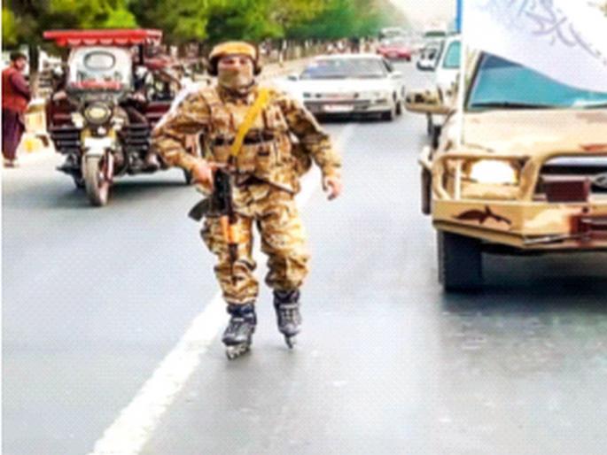 Taliban soldiers now 'rush' on skates! | तालिबानी जवानांची आता स्केट्सवरून ‘धाड’! Taliban soldiers now 'rush' on skates! | तालिबानी जवानांची आता स्केट्सवरून ‘धाड’!