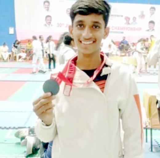 Kaustubh Talikhede of Solapur won a bronze medal in the state level fencing competition | राज्यस्तरीय तलवारबाजी स्पर्धेत सोलापूरच्या कौस्तुभ तळीखेडेला कांस्य पदक Kaustubh Talikhede of Solapur won a bronze medal in the state level fencing competition | राज्यस्तरीय तलवारबाजी स्पर्धेत सोलापूरच्या कौस्तुभ तळीखेडेला कांस्य पदक