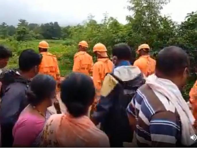 Taliye Landslide: The stench of dead bodies caused the JCB driver to vomit | Taliye Landslide : मृतदेहाच्या दुर्गंधीने जेसीबी चालकाने अक्षरशः उलट्या केल्या Taliye Landslide: The stench of dead bodies caused the JCB driver to vomit | Taliye Landslide : मृतदेहाच्या दुर्गंधीने जेसीबी चालकाने अक्षरशः उलट्या केल्या