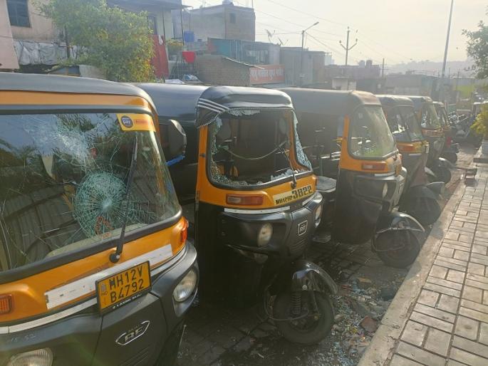Goons created terror in Taljai area; Vandalism of more than 40 parked cars | Pune: तळजाई परिसरात गुंडांनी माजविली दहशत; पार्क केलेल्या ४० हून अधिक गाड्यांची तोडफोड Goons created terror in Taljai area; Vandalism of more than 40 parked cars | Pune: तळजाई परिसरात गुंडांनी माजविली दहशत; पार्क केलेल्या ४० हून अधिक गाड्यांची तोडफोड