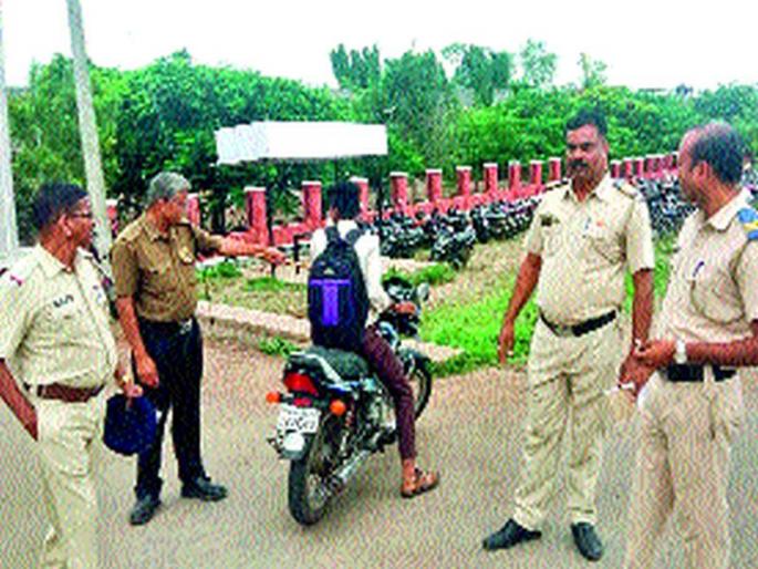 Action on Roadroms in Korhal | कोऱ्हाळेमध्ये रोडरोमिओंवर धडक कारवाई Action on Roadroms in Korhal | कोऱ्हाळेमध्ये रोडरोमिओंवर धडक कारवाई