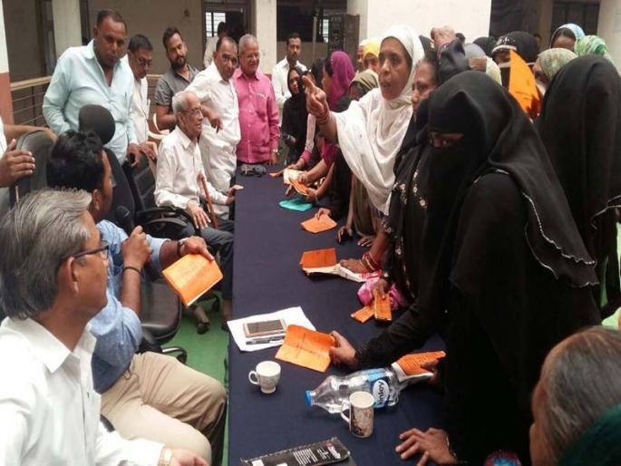 BPL families are deprived of grain | बीपीएल कुटुंब धान्यापासून वंचित : तळोद्यात महिला संतप्त BPL families are deprived of grain | बीपीएल कुटुंब धान्यापासून वंचित : तळोद्यात महिला संतप्त