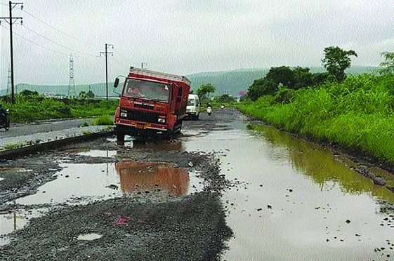 The roads potholes of Taloja MIDC | तळोजा एमआयडीसीतील रस्ते खड्ड्यात The roads potholes of Taloja MIDC | तळोजा एमआयडीसीतील रस्ते खड्ड्यात