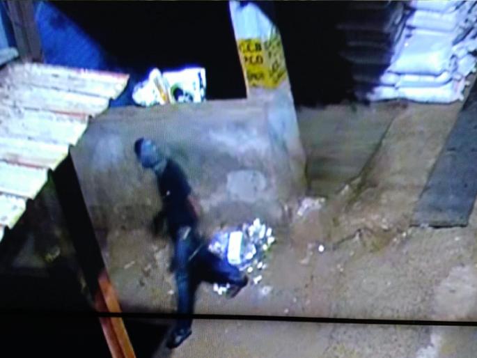 Robbery at Talere in Kankavli taluka, ten shops burglarized in the market | कणकवली तालुक्यातील तळेरेत जबरी चोरी, बाजारपेठेत तब्बल दहा दुकाने फोडली!, चोरटे सीसीटीव्हीत कैद Robbery at Talere in Kankavli taluka, ten shops burglarized in the market | कणकवली तालुक्यातील तळेरेत जबरी चोरी, बाजारपेठेत तब्बल दहा दुकाने फोडली!, चोरटे सीसीटीव्हीत कैद