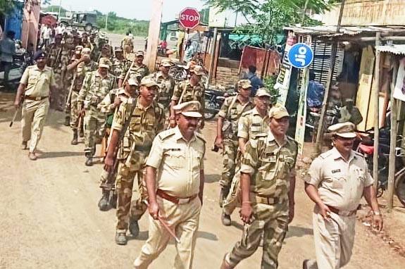 Police burst into a village knocking police boots ... | Maharashtra Election 2019; ८ गावात घुमला पोलीसांच्या बुटाचा खडखडाट... Police burst into a village knocking police boots ... | Maharashtra Election 2019; ८ गावात घुमला पोलीसांच्या बुटाचा खडखडाट...