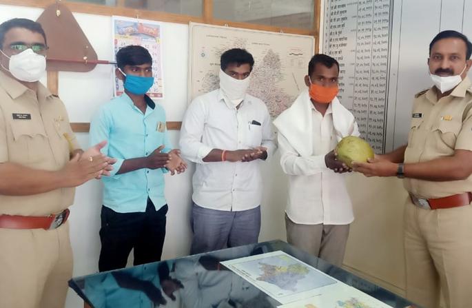 Avaliya giving free vegetables to the blockaded police every day ...! | नाकाबंदीतील पोलिसांना दररोज मोफत भाजीपाला देणारा बळीराजा...! Avaliya giving free vegetables to the blockaded police every day ...! | नाकाबंदीतील पोलिसांना दररोज मोफत भाजीपाला देणारा बळीराजा...!