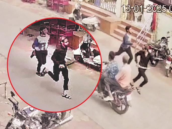 Thrill in Chhatrapati Sambhajinagar! A brawler danced with his sword in broad daylight over a minor dispute! | छत्रपती संभाजीनगरात थरार! किरकोळ वादातून भर दिवसा तलवार नाचवत केला पाठलाग Thrill in Chhatrapati Sambhajinagar! A brawler danced with his sword in broad daylight over a minor dispute! | छत्रपती संभाजीनगरात थरार! किरकोळ वादातून भर दिवसा तलवार नाचवत केला पाठलाग